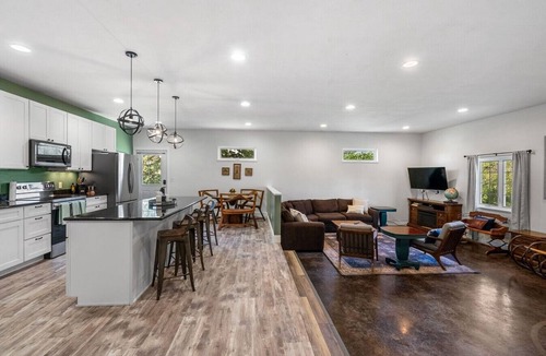 Pray House | Duplex with ample living space minutes from Chico and Old Saloon