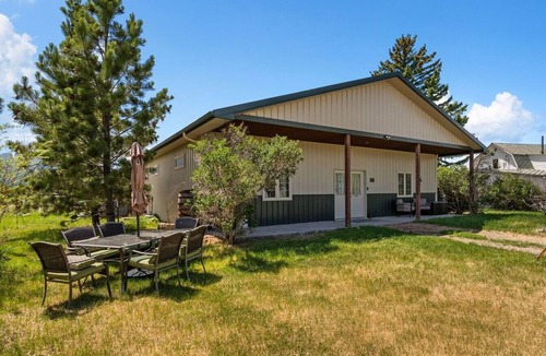Pray House | Duplex with ample living space minutes from Chico and Old Saloon