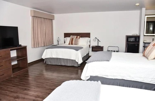 Ashton Hotel | Eagle Peak Lodge & Cabins