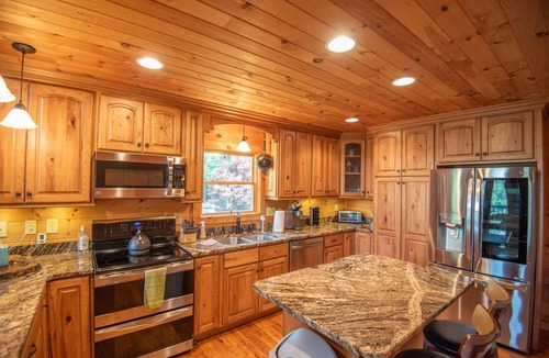Todd Cabin | Eagle Ridge | Panoramic Mountain Views | Hot Tub & Game Room