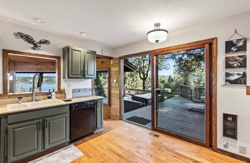 Gig Harbor House | Eagle's Lookout Lodge w/Hot Tub