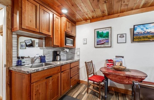 Ashton Apartment | Eagles Landing River View Near Yellowstone