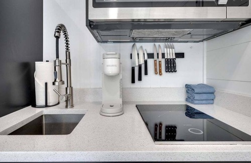 Madras House | Eagles Landing Tiny Home B02 - Hot Tub