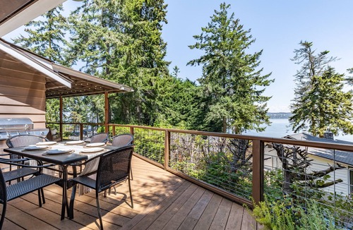 Coupeville House | Eagles Watch by AvantStay | Large Deck w/Views