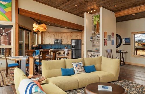 Pray House | Eagles Wings is a gorgeous 3-bedroom property with incredible mountain views!