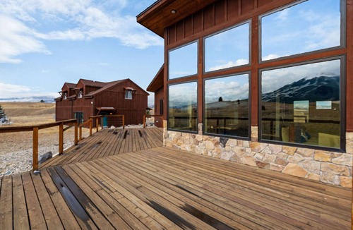 Pray House | Eagles Wings is a gorgeous 3-bedroom property with incredible mountain views!
