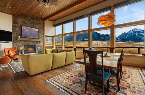 Pray House | Eagles Wings is a gorgeous 3-bedroom property with incredible mountain views!