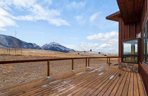 Pray House | Eagles Wings is a gorgeous 3-bedroom property with incredible mountain views!