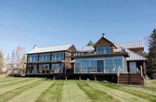 Williamsburg House | East Bay 7BR Luxury Home, Beach, Dock, Hot-tub!