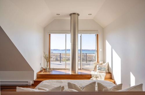 Williamsburg House | East Bay 7BR Luxury Home, Beach, Dock, Hot-tub!