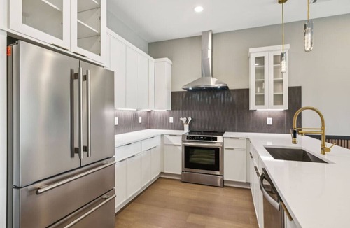 Madison House | East Nash Luxury Escape w/Rooftop Deck-Sleeps 12!