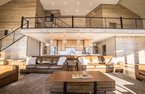 Ashton Cabin | East Ultimate Retreat- 1 hr to Yellowstone- Hot tub+Theater+Pool Table+Air Hockey+Shuffleboard+GameRoom+SecretKidsRoom+TetonViews