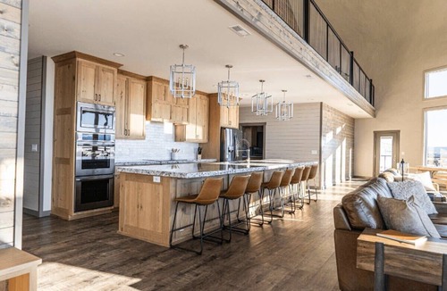 Ashton Cabin | East Ultimate Retreat- 1 hr to Yellowstone- Hot tub+Theater+Pool Table+Air Hockey+Shuffleboard+GameRoom+SecretKidsRoom+TetonViews