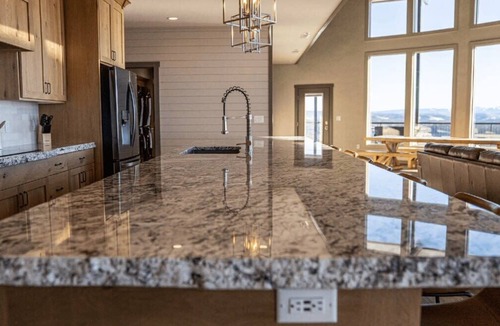 Ashton Cabin | East Ultimate Retreat- 1 hr to Yellowstone- Hot tub+Theater+Pool Table+Air Hockey+Shuffleboard+GameRoom+SecretKidsRoom+TetonViews