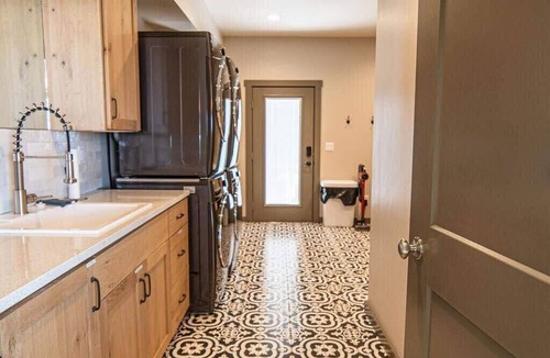 Ashton Cabin | East Ultimate Retreat- 1 hr to Yellowstone- Hot tub+Theater+Pool Table+Air Hockey+Shuffleboard+GameRoom+SecretKidsRoom+TetonViews