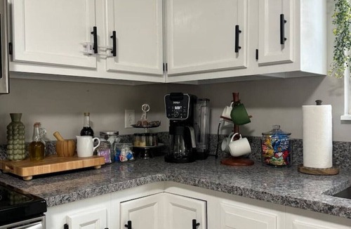 Sweetwater House | Easy Checkout, Remodeled Dollhouse w/King Bed, Pets OK