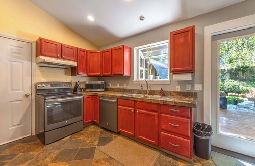 Hood River House | Easy Stay - Hot Tub, Elegant, Peaceful! Pet Friendly!