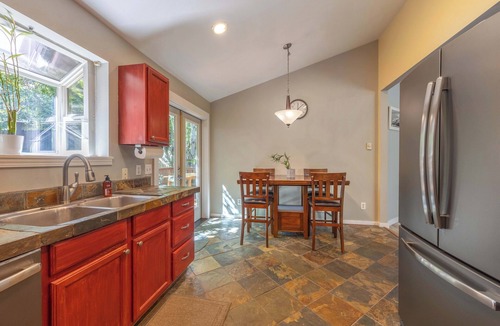 Hood River House | Easy Stay - Hot Tub, Elegant, Peaceful! Pet Friendly!