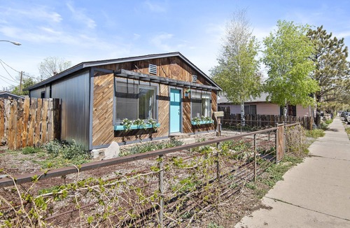 Southside House | Eclectic & Fun Lumberyard Urban Cabin #1 in downtown, next to NAU