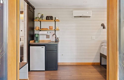 Camas Apartment | Eco Friendly Tiny Container Home Retreat