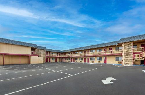 Fallon Cabin | Econo Lodge Fallon Naval Air Station Area