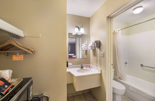 Holbrook Hotel | Econo Lodge I-40 exit 286 Holbrook