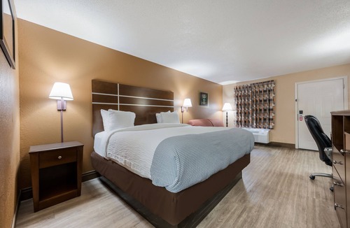 Selmer Hotel | Econo Lodge Selmer
