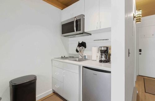 Warm Springs Condo | Edelweiss Loft | Ski-In Ski-Out Studio Steps from Warm Springs Lift