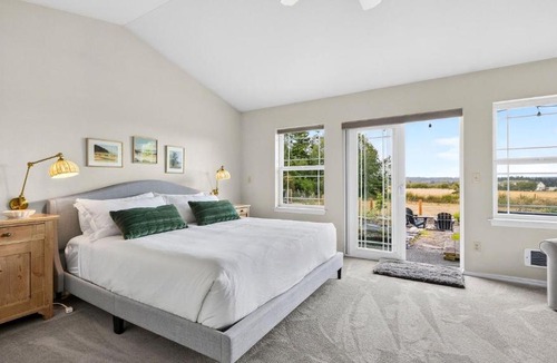 Coupeville House | Edgefield Farmhouse by AvantStay
