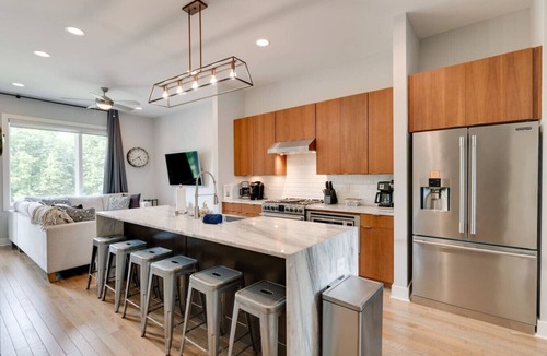 Edgehill House | Edgehill Rooftop Lounge | Sleeps 10| 2 King Suites