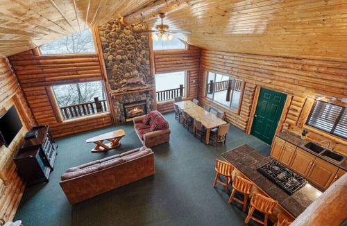 Last Chance Villa | Edgewater Cabin | Hot Tub, Fire Pit, Steps to Henry`s Fork River!