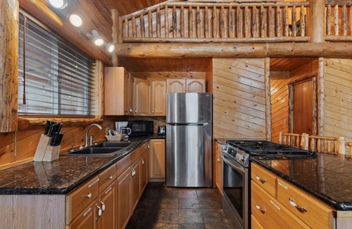 Last Chance Villa | Edgewater Cabin | Hot Tub, Fire Pit, Steps to Henry`s Fork River!
