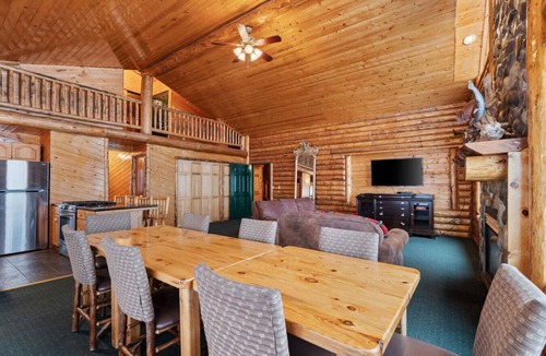 Last Chance Villa | Edgewater Cabin | Hot Tub, Fire Pit, Steps to Henry`s Fork River!