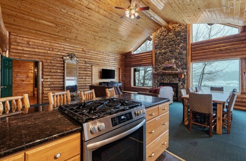 Last Chance Villa | Edgewater Cabin | Hot Tub, Fire Pit, Steps to Henry`s Fork River!