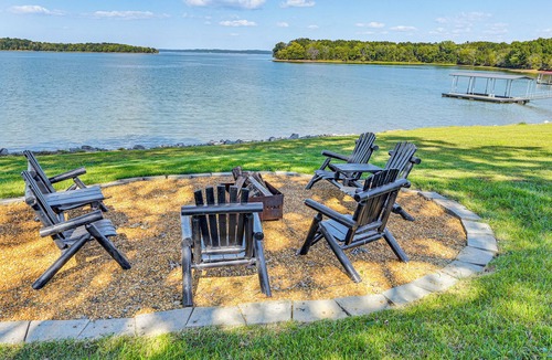 Benton House | 'Edgewater on Kentucky Lake' w/Hot Tub & Games
