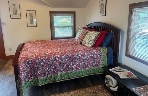 Ashland Cottage | Edward Gorey Cottage, walk to town