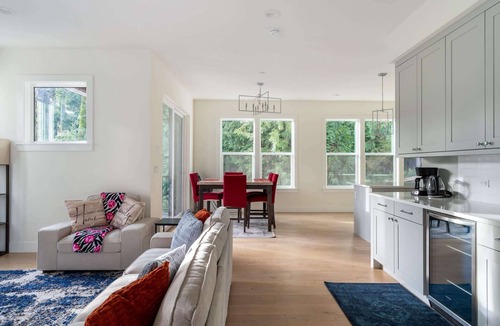 North Rose Hill House | Elegant 3-Story House with Private Backyard in WA
