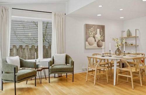 Windermere House | Elegant 3B House near UW Remodeled & EV Parking