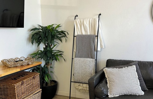 Central Point Condo | Elegant French Country Cottage Charm Garage cable, parking & pet friendly