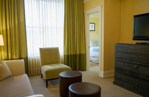 Goose Hollow Hotel | Elegant Suite Escape | Onsite Parking | Pet Friendly | 2.3 mi to Pittock Mansion