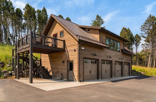 Bozeman House | Elk Haven Ranch-Gorgeous home in Bridger Canyon on 100+ acres with a hot tub