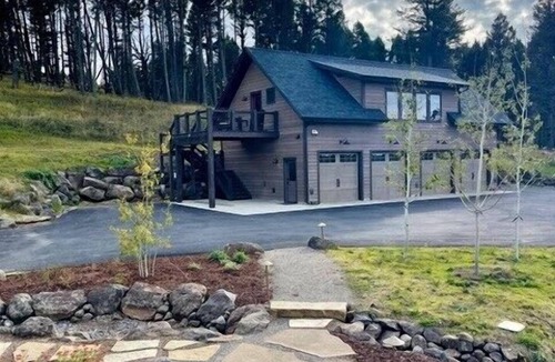 Bozeman House | Elk Haven Ranch-Gorgeous home in Bridger Canyon on 100+ acres with a hot tub