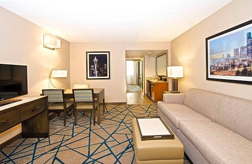 East Lake Hills Hotel | Embassy Suites by Hilton Seattle Bellevue