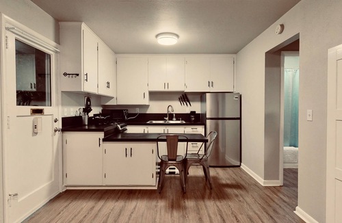 Snohomish Apartment | Emily's Escape: A/C, Smart TV, Carport