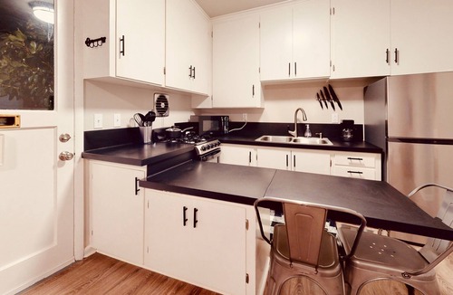 Snohomish Apartment | Emily's Escape: A/C, Smart TV, Carport