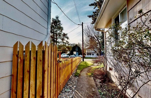 Snohomish Apartment | Emily's Escape: A/C, Smart TV, Carport