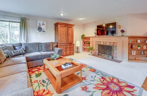 Puyallup House | Enchanting Puyallup Home w/ Spacious Deck!