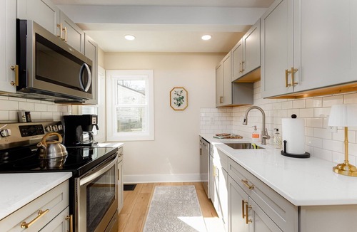 Northeast South Bend House | End Zone Escape<>2BR house 1 mile to ND Stadium!