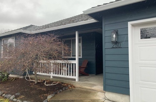 Phoenix House | Enjoy a relaxing vacation in wine country!