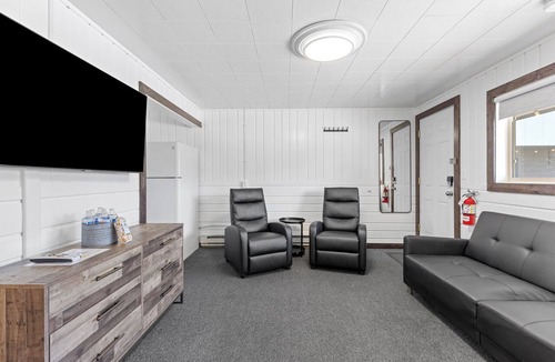 West Yellowstone Hotel | Enjoy a spacious 2-bedroom kitchen suite just 1 minute from Yellowstone! Lazy Duck 19